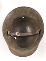 Stahlhelmglocke Modell 1917. Stempelung nicht lesbar, nach dem Krieg mit einem mir unbekannten Kinnriemen versehen. Neuzeitlich überlackiert