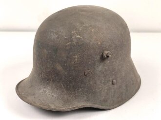 1. Weltkrieg, Stahlhelmglocke Modell 1917. Keine erkennbare Stempelung, Originallack. Die Lüftungsbolzen original verschlossen. Ungereinigtes Stück