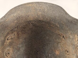 1. Weltkrieg, Stahlhelmglocke Modell 1917. Keine erkennbare Stempelung, Originallack. Die Lüftungsbolzen original verschlossen. Ungereinigtes Stück