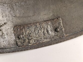 1. Weltkrieg, Stahlhelmglocke Modell 1917. Keine erkennbare Stempelung, Originallack. Die Lüftungsbolzen original verschlossen. Ungereinigtes Stück