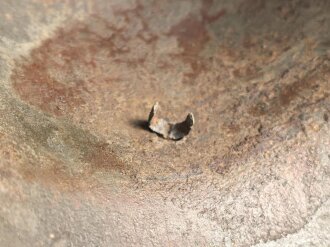 1. Weltkrieg, Stahlhelmglocke Modell 1917. Keine erkennbare Stempelung, Originallack. Die Lüftungsbolzen original verschlossen. Ungereinigtes Stück