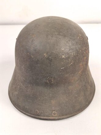 1. Weltkrieg, Stahlhelmglocke Modell 1917. Keine erkennbare Stempelung, Originallack. Die Lüftungsbolzen original verschlossen. Ungereinigtes Stück
