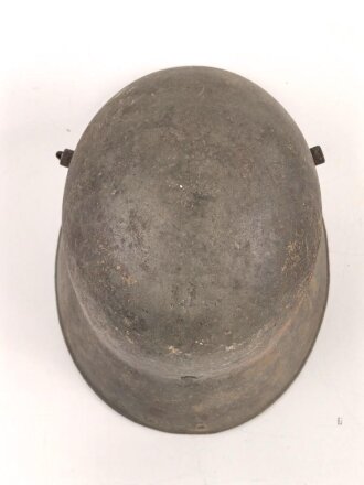 1. Weltkrieg, Stahlhelmglocke Modell 1917. Keine erkennbare Stempelung, Originallack. Die Lüftungsbolzen original verschlossen. Ungereinigtes Stück