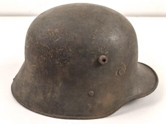 1. Weltkrieg, Stahlhelmglocke Modell 1917. Keine erkennbare Stempelung, Originallack. Die Lüftungsbolzen original verschlossen. Ungereinigtes Stück