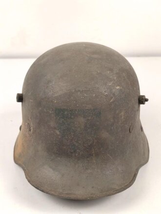 1. Weltkrieg, Stahlhelmglocke Modell 1917. Keine erkennbare Stempelung, Originallack. Die Lüftungsbolzen original verschlossen. Ungereinigtes Stück