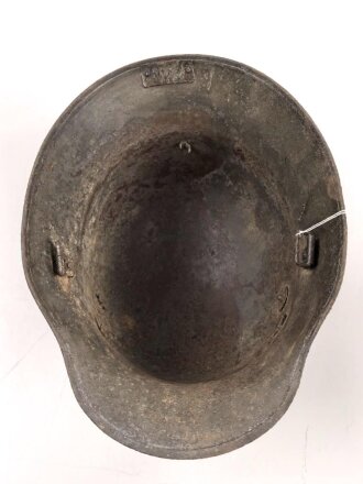 1. Weltkrieg, Stahlhelmglocke Modell 1917. Keine erkennbare Stempelung, Originallack. Die Lüftungsbolzen original verschlossen. Ungereinigtes Stück