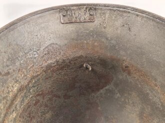 1. Weltkrieg, Stahlhelmglocke Modell 1917. Keine erkennbare Stempelung, Originallack. Die Lüftungsbolzen original verschlossen. Ungereinigtes Stück