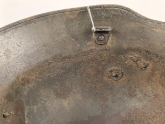 1. Weltkrieg, Stahlhelmglocke Modell 1917. Keine erkennbare Stempelung, Originallack. Die Lüftungsbolzen original verschlossen. Ungereinigtes Stück