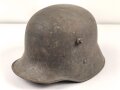 1. Weltkrieg, Stahlhelmglocke Modell 1917. Keine erkennbare Stempelung, Originallack. Die Lüftungsbolzen original verschlossen. Ungereinigtes Stück