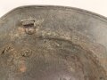 1. Weltkrieg, Stahlhelmglocke Modell 1917. Keine erkennbare Stempelung, Originallack. Die Lüftungsbolzen original verschlossen. Ungereinigtes Stück