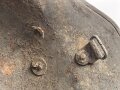 1. Weltkrieg, Stahlhelmglocke Modell 1917. Keine erkennbare Stempelung, Originallack. Die Lüftungsbolzen original verschlossen. Ungereinigtes Stück