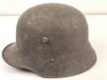 1. Weltkrieg, Stahlhelmglocke Modell 1917. Keine erkennbare Stempelung, Originallack. Die Lüftungsbolzen original verschlossen. Ungereinigtes Stück
