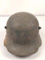 1. Weltkrieg, Stahlhelmglocke Modell 1917. Keine erkennbare Stempelung, Originallack. Die Lüftungsbolzen original verschlossen. Ungereinigtes Stück