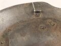 1. Weltkrieg, Stahlhelmglocke Modell 1917. Keine erkennbare Stempelung, Originallack. Die Lüftungsbolzen original verschlossen. Ungereinigtes Stück