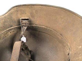 1. Weltkrieg, Stahlhelm Modell 1917. Keine erkennbare Stempelung, Originallack. Ungereinigtes Stück, der Kinnriemen mir so unbekannt