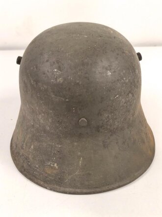 1. Weltkrieg, Stahlhelm Modell 1917. Keine erkennbare Stempelung, Originallack. Ungereinigtes Stück, der Kinnriemen mir so unbekannt