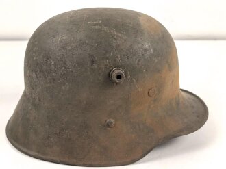 1. Weltkrieg, Stahlhelm Modell 1917. Keine erkennbare Stempelung, Originallack. Ungereinigtes Stück, der Kinnriemen mir so unbekannt