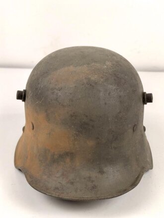 1. Weltkrieg, Stahlhelm Modell 1917. Keine erkennbare Stempelung, Originallack. Ungereinigtes Stück, der Kinnriemen mir so unbekannt