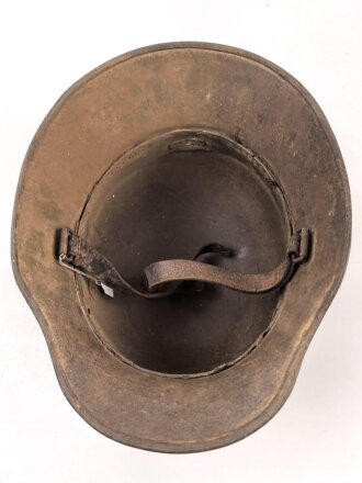 1. Weltkrieg, Stahlhelm Modell 1917. Keine erkennbare Stempelung, Originallack. Ungereinigtes Stück, der Kinnriemen mir so unbekannt