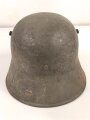 1. Weltkrieg, Stahlhelm Modell 1917. Keine erkennbare Stempelung, Originallack. Ungereinigtes Stück, der Kinnriemen mir so unbekannt