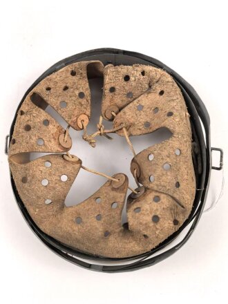 Stahlhelm Innenfutter Wehrmacht Modell 1940. Für Stahlhelme Modell 1940 und 1942. Kopfgrösse 56 für Glockengrösse 64. Gebraucht, datiert 1944