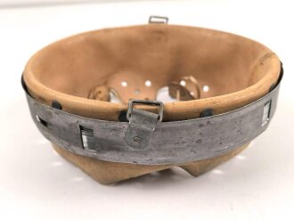 Stahlhelm Innenfutter Wehrmacht Modell 1940. Für Stahlhelme Modell 1940 und 1942. Kopfgrösse 58 für Glockengrösse 66. Gebraucht, datiert 1944