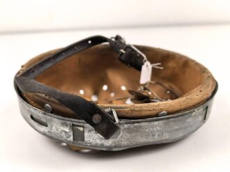 Stahlhelm Innenfutter Wehrmacht Modell 1940. Für Stahlhelme Modell 1940 und 1942. Kopfgrösse 57  für Glockengrösse 64. Gebraucht, datiert 1943