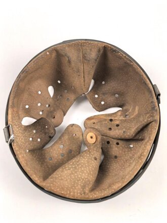 Stahlhelm Innenfutter Wehrmacht Modell 1940. Für Stahlhelme Modell 1940 und 1942. Kopfgrösse 56 für Glockengrösse 64. Gebraucht, datiert 1943. Meiner Meinung nach eine alte Sammleranfertigung.