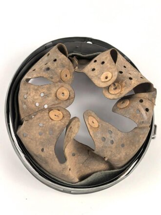 Stahlhelm Innenfutter Wehrmacht Modell 1940. Für Stahlhelme Modell 1940 und 1942. Kopfgrösse 56 für Glockengrösse 64. Gebraucht, datiert 1943. Meiner Meinung nach eine alte Sammleranfertigung.