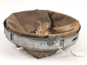 Stahlhelm Innenfutter Wehrmacht Modell 1940. Für Stahlhelme Modell 1940 und 1942. Kopfgrösse 56 für Glockengrösse 64. Gebraucht, datiert 1943. Meiner Meinung nach eine alte Sammleranfertigung.