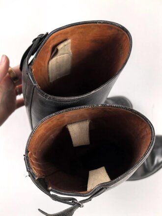 Paar Stiefel für Offiziere, ähnlich Wehrmacht, vermutlich Produktion nach 1945. Ungereinigt, Sohlenlänge 27,5cm