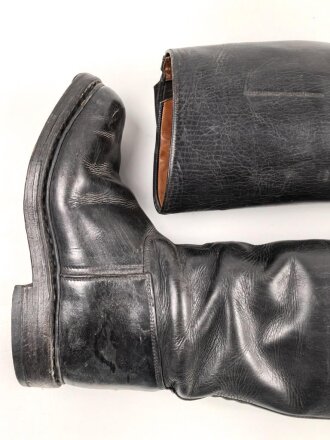 Paar Stiefel für Offiziere, ähnlich Wehrmacht, vermutlich Produktion nach 1945. Ungereinigt, Sohlenlänge 27,5cm