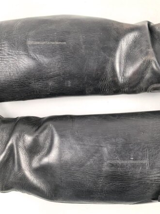 Paar Stiefel für Offiziere, ähnlich Wehrmacht, vermutlich Produktion nach 1945. Ungereinigt, Sohlenlänge 27,5cm