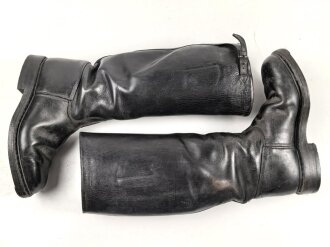 Paar Stiefel für Offiziere, ähnlich Wehrmacht, vermutlich Produktion nach 1945. Ungereinigt, Sohlenlänge 27,5cm