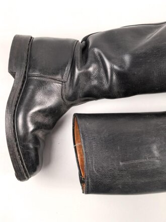 Paar Stiefel für Offiziere, ähnlich Wehrmacht, vermutlich Produktion nach 1945. Ungereinigt, Sohlenlänge 27,5cm
