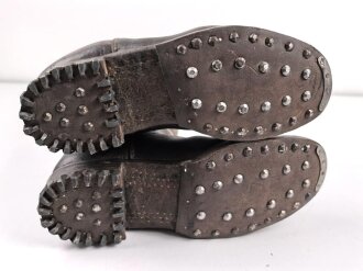 Paar Stiefel für Mannschaften der Wehrmacht. Keine Kammerstempelung erkennbar, meiner Meinung nach komplett neuzeitlich nachbesohlt. Sohlenlänge 31,5cm