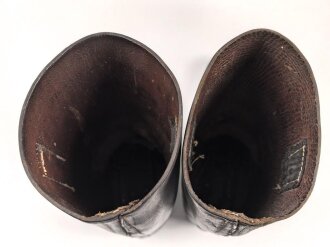 Paar Stiefel für Mannschaften der Wehrmacht, Kammerstempelung innen im Schaft, ungereinigtes Paar, Sohlenlänge 28cm
