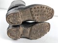 Paar Stiefel für Mannschaften der Wehrmacht. Waren ursprünglich Stiefel für Kavallerie, die höchstwahrscheinlich in der Zeit gekürzt wurden, danach lange getragenes Paar, Sohlenlänge 28cm