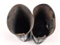Paar Stiefel für Mannschaften der Wehrmacht. Waren ursprünglich Stiefel für Kavallerie, die höchstwahrscheinlich in der Zeit gekürzt wurden, danach lange getragenes Paar, Sohlenlänge 28cm