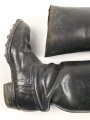 Paar Stiefel für Mannschaften der Wehrmacht. Waren ursprünglich Stiefel für Kavallerie, die höchstwahrscheinlich in der Zeit gekürzt wurden, danach lange getragenes Paar, Sohlenlänge 28cm