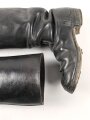 Paar Stiefel für Mannschaften der Wehrmacht. Waren ursprünglich Stiefel für Kavallerie, die höchstwahrscheinlich in der Zeit gekürzt wurden, danach lange getragenes Paar, Sohlenlänge 28cm