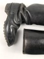 Paar Stiefel für Mannschaften der Wehrmacht. Waren ursprünglich Stiefel für Kavallerie, die höchstwahrscheinlich in der Zeit gekürzt wurden, danach lange getragenes Paar, Sohlenlänge 28cm