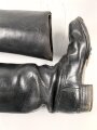 Paar Stiefel für Mannschaften der Wehrmacht. Waren ursprünglich Stiefel für Kavallerie, die höchstwahrscheinlich in der Zeit gekürzt wurden, danach lange getragenes Paar, Sohlenlänge 28cm