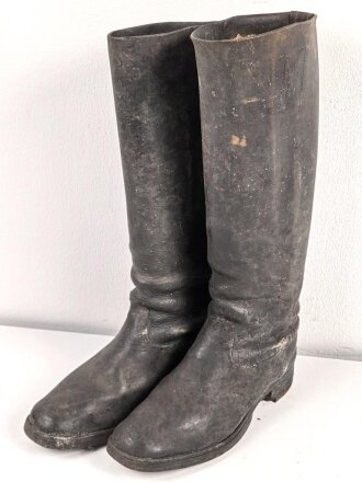 Paar hohe Schaftstiefel wie Wehrmacht, so eventuell beim Reichsarbeitsdienst oder ähnlihcnm getragen. Ungereinigt, Sohlenlänge 31cm