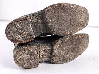 Paar hohe Schaftstiefel wie Wehrmacht, so eventuell beim Reichsarbeitsdienst oder ähnlihcnm getragen. Ungereinigt, Sohlenlänge 31cm