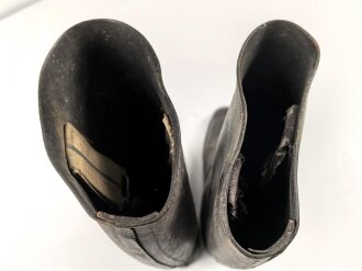 Paar hohe Schaftstiefel wie Wehrmacht, so eventuell beim Reichsarbeitsdienst oder ähnlihcnm getragen. Ungereinigt, Sohlenlänge 31cm