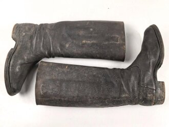 Paar hohe Schaftstiefel wie Wehrmacht, so eventuell beim Reichsarbeitsdienst oder ähnlihcnm getragen. Ungereinigt, Sohlenlänge 31cm