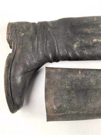 Paar hohe Schaftstiefel wie Wehrmacht, so eventuell beim Reichsarbeitsdienst oder ähnlihcnm getragen. Ungereinigt, Sohlenlänge 31cm