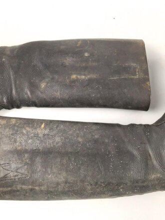 Paar hohe Schaftstiefel wie Wehrmacht, so eventuell beim Reichsarbeitsdienst oder ähnlihcnm getragen. Ungereinigt, Sohlenlänge 31cm