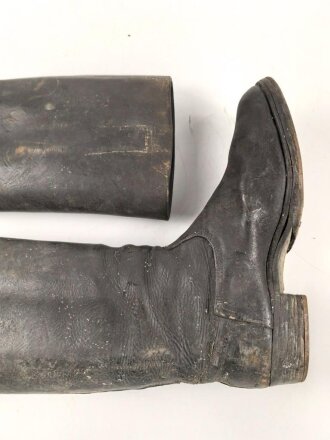 Paar hohe Schaftstiefel wie Wehrmacht, so eventuell beim Reichsarbeitsdienst oder ähnlihcnm getragen. Ungereinigt, Sohlenlänge 31cm
